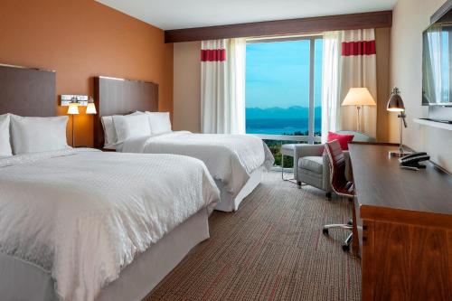 西塔科西雅图机场南福朋喜来登酒店的酒店客房设有两张床和大窗户。