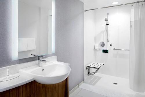 哥伦布SpringHill Suites by Marriott Columbus Easton Area的白色的浴室设有水槽和淋浴。