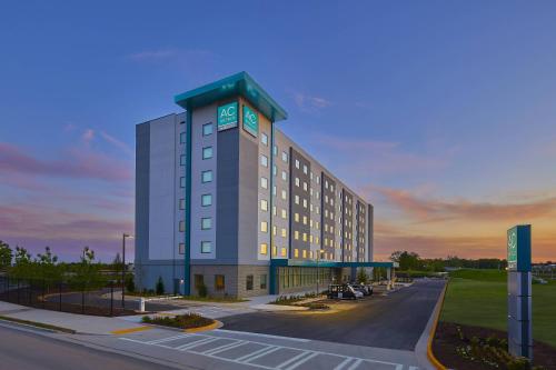 亚特兰大AC Hotel by Marriott Atlanta Airport Gateway的停车场里酒店 ⁇ 染