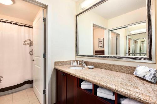 格林斯伯勒Residence Inn by Marriott Greensboro Airport的一间带水槽和大镜子的浴室