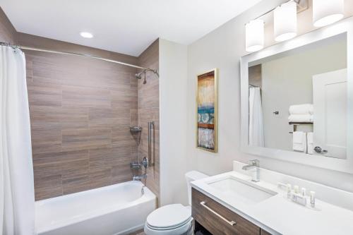 奥斯汀TownePlace Suites by Marriott Austin Northwest The Domain Area的一间带水槽、浴缸和卫生间的浴室