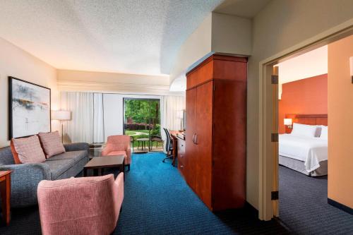 比福德佐治亚州亚特兰大布福德购物中心万怡酒店的酒店客房设有床和客厅。