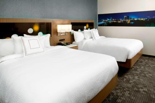 亚克朗阿克伦市中心万怡酒店的酒店客房,配有两张带白色床单的床