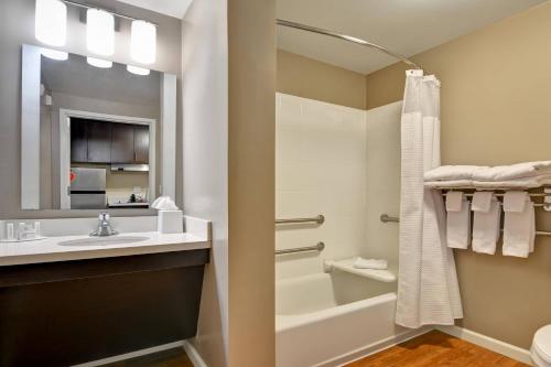 亚历山德里亚亚历山德里亚万豪广场套房酒店的一间带水槽、浴缸和卫生间的浴室