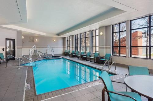 路易斯威尔路易斯维尔市中心住宅旅馆的游泳池位于酒店客房内,配有椅子和桌子