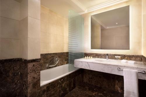 利雅德利雅得喜来登酒店的一间带水槽和镜子的浴室