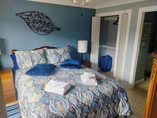 默特尔比奇Unique 2 Bedroom / 2 Bath Condo in Myrtle Beach的一间卧室配有带毛巾的床