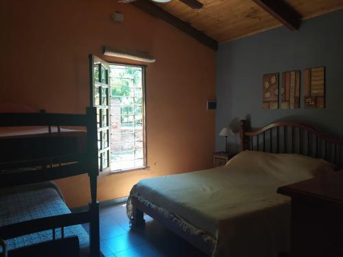 富内斯CASA EN FUNES的一间卧室设有一张床和一个窗口