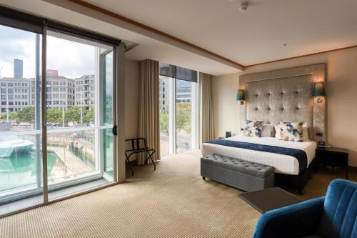 奥克兰Marsden Viaduct Hotel的酒店客房设有一张床和一个大窗户