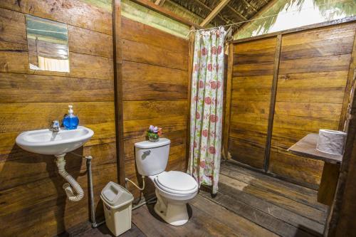 马尔多纳多港Majacho`s House的一间带卫生间和水槽的浴室