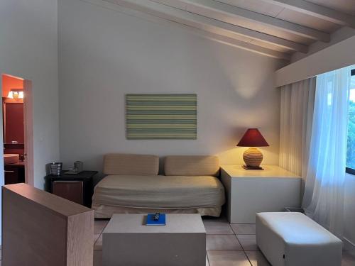 查梅Cacao Luxury Suite in Coronado的客厅配有床和沙发