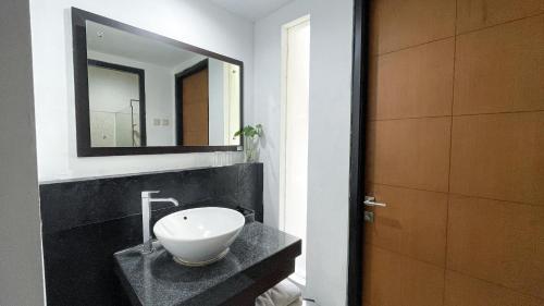 日惹戴梦涵LPP会议中心酒店的一间带水槽和镜子的浴室