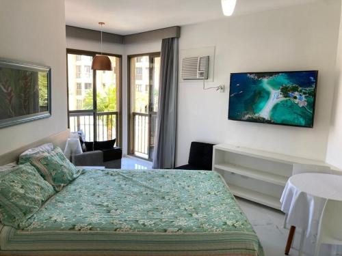 曼加拉蒂巴apartamento na Reserva do Sahy em Mangaratiba RJ的一间卧室设有一张床和一间客厅。