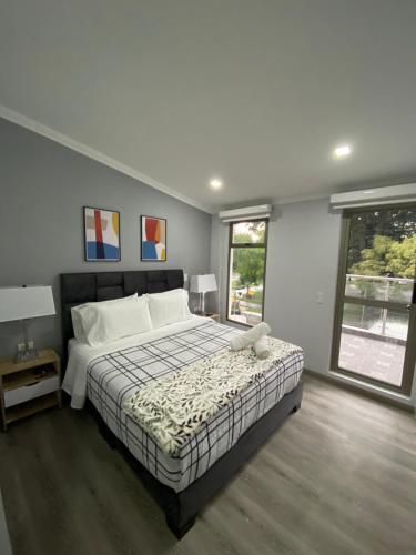 波哥大Cal Bed & Breakfast的一间卧室设有一张大床和一个窗户。