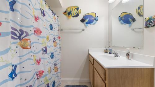 北怀尔德伍德509 E 15th Ave, Unit F的浴室设有淋浴帘,上面有鱼