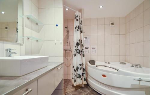 博利尔马克3 Bedroom Pet Friendly Home In Rm的浴室设有盥洗盆和卫生间旁的浴缸。