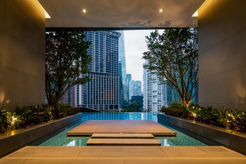 吉隆坡8 Kia Peng Residences by Times 8的享有城市天际线景致的游泳池