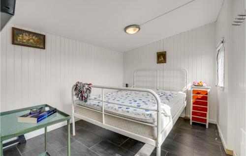 班霍尔姆1 Bedroom Beautiful Home In Bandholm的一间小卧室,配有白色的床和一张桌子