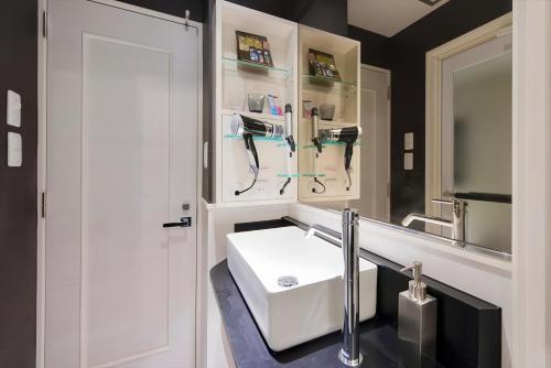 东京HOTEL REFRAIN的一间带水槽和镜子的浴室