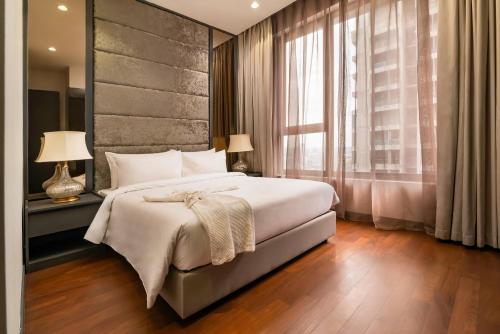 吉隆坡8 Kia Peng Residences by Times 8的一间卧室设有一张大床和一个大窗户