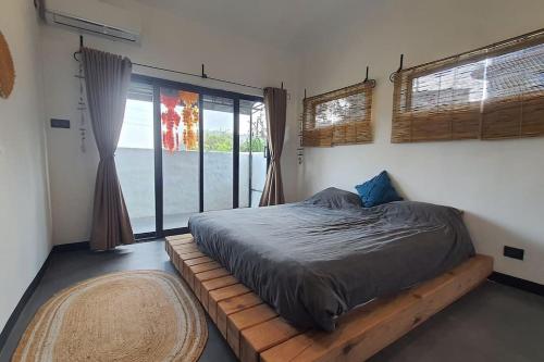 博卡拉Bali Villa Pokhara的一张位于带大窗户的房间内的床铺