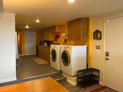 西雅图翡翠城宝石度假屋：商业和旅游的一间厨房,在房间内配有洗衣机和烘干机