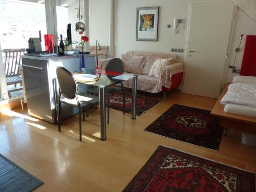 博尔扎诺Apartment Leonardo的客厅配有桌子和沙发