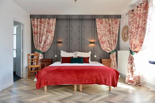 奥布拉克La Domerie - Maison d'hôtes的一间卧室配有一张带红色毯子的大床