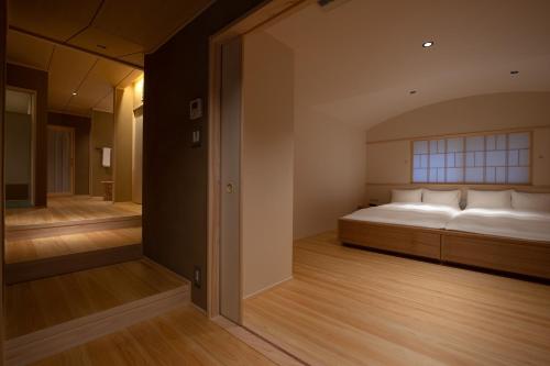 奈良月日亭酒店的一间卧室设有一张床和一个大窗户