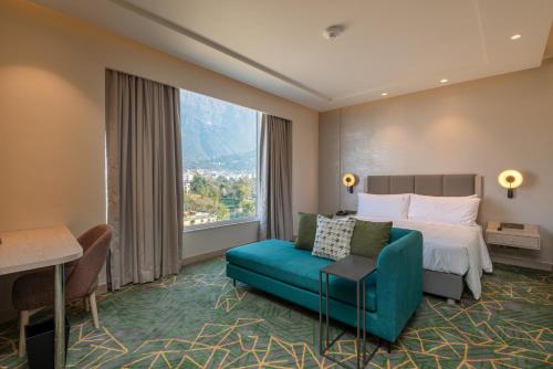 格德拉Holiday Inn Katra Vaishno Devi, an IHG Hotel的酒店客房设有床、沙发和窗户。