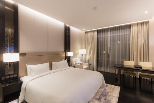 吉隆坡Bukit Bintang Signatures by Premium Hospitality的卧室配有一张白色大床和一张书桌