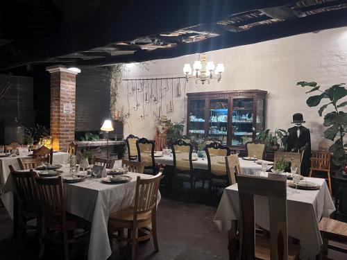 康塞普西翁德阿塔科Casa Degraciela - Hotel Boutique的配有桌椅的用餐室和服务员