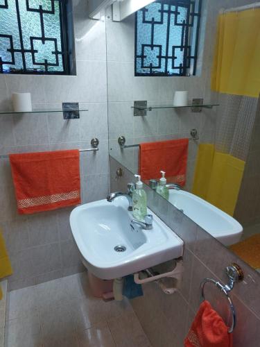 内罗毕Pallicos的浴室设有白色水槽和镜子