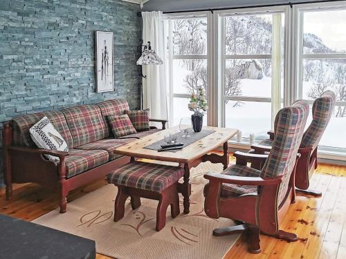 TengelfjordenHoliday Home Raften的客厅配有沙发和桌椅