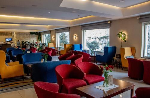耶路撒冷金壁酒店的一间设有红色和蓝色椅子的等候室