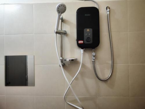淡马鲁Homestay Temerloh Near Hospital Wi-Fi Netflix的浴室墙上挂着的电话