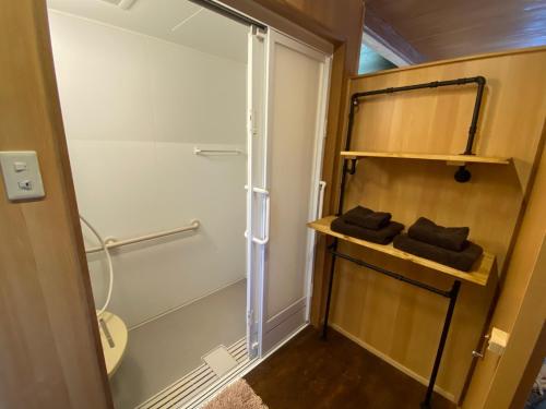 奄美Yamato inn - Vacation STAY 86368v的带淋浴和卫生间的浴室