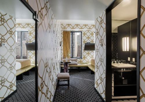 纽约45 Times Square Hotel的一间带两个盥洗盆和大镜子的浴室