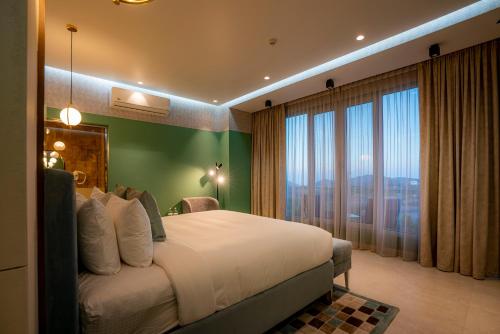 Jabal Al AkhdarDamask Resort的一间卧室设有一张大床和一个大窗户
