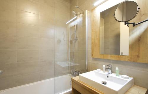 拉普德兹Résidence Prestige Odalys l'Éclose的一间带水槽、淋浴和镜子的浴室