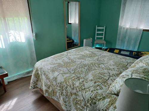 巴利亚多利德La Espiga的卧室配有带白色棉被的床