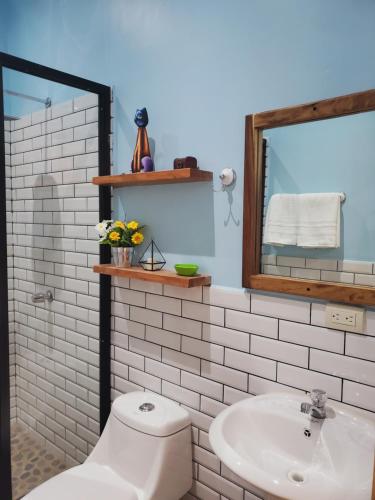 拉利伯塔德HOTEL EL VIAJERO的一间带水槽、卫生间和镜子的浴室
