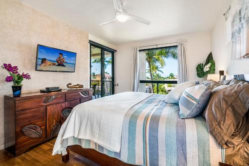 瓦克拉Shores At Waikoloa Beach Resort 332的一间卧室配有带梳妆台和窗户的床。