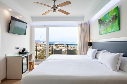 滨海罗克塔斯Playasol的一间卧室设有一张大床和一个大窗户