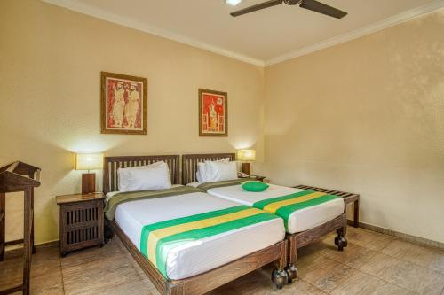 康提塞伦蒂普斯顿酒店和简易别墅的一间卧室,卧室内配有一张大床