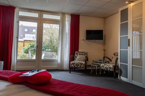 栋堡克格登酒店的一间房间,床上有红色枕头