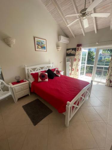 圣詹姆斯Nanpa, Luxury Family Three Bed Villa, St James West coast, Private pool的一间卧室配有一张带红色毯子的大床