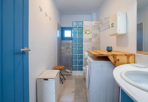 厄尔·坎皮洛·德·罗达尔Casa Appaloosa Cabo de Gata的一间带水槽和卫生间的小浴室