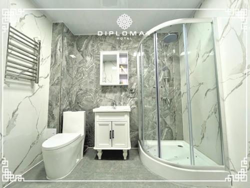 乌兰巴托Diplomat Hotel的带淋浴、卫生间和盥洗盆的浴室