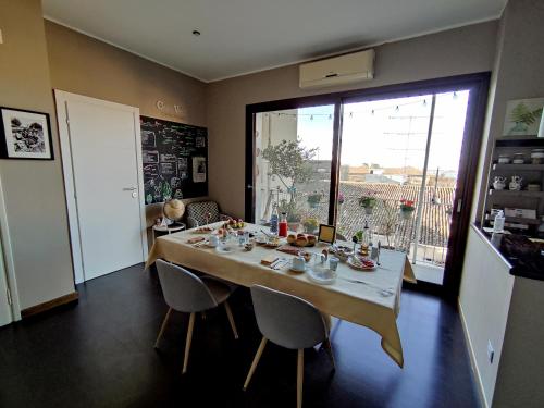 锡拉库扎Casa Vinci的一间带桌椅和窗户的用餐室